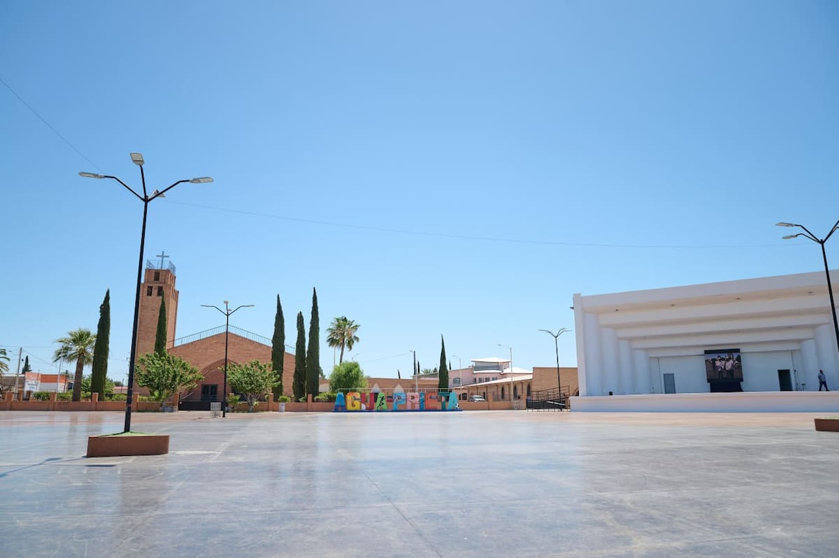 El gobernador Alfonso Durazo supervisó obras y recorrió la Plaza Plan de Agua Prieta como parte de su gira de trabajo en el Norte de Sonora. FOTO: GOBIERNO DE SONORA