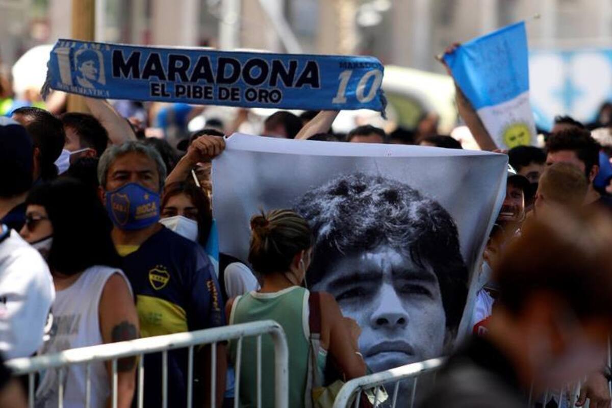 Tras incidentes por cierre de las filas para el velatorio de Maradona, lo extienden tres horas