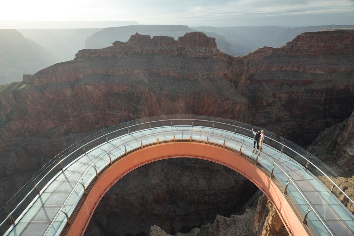 En el Gran Cañón en Arizona se encuentra uno de los puentes voladizos de cristal más emocionantes del mundo