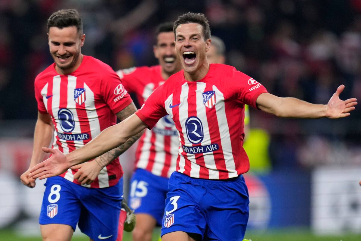 Los jugadores del Atlético de Madrid celebran tras derrotar por penales al Inter de Milán en la vuelta de los octavos de final de la Liga de Campeones, el miércoles 13 de marzo de 2024, en Madrid. (AP Foto/Manu Fernández)