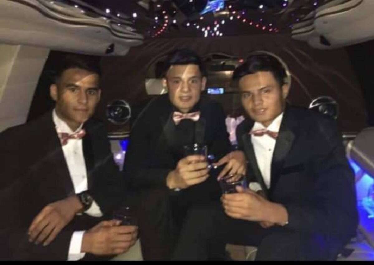 Michael (centro) y sus dos amigos de la infancia.