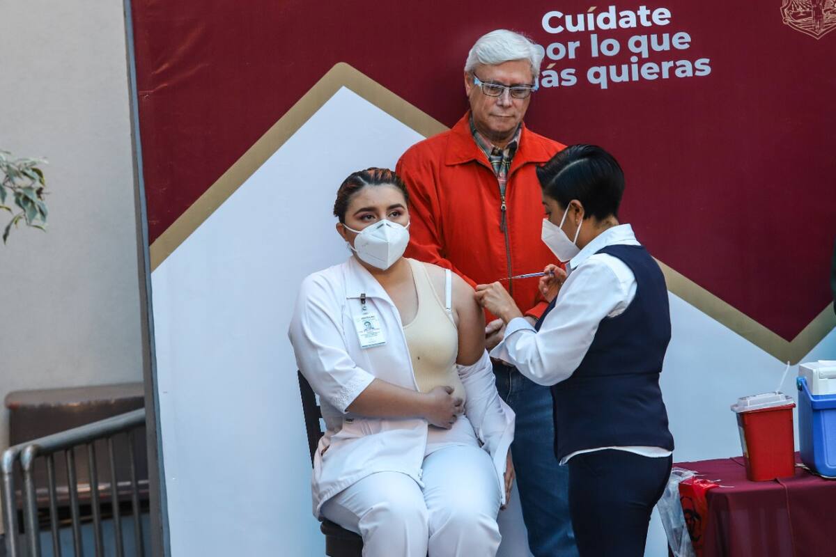 Jefa de urgencias de HGT, la primera en recibir la vacuna anticovid