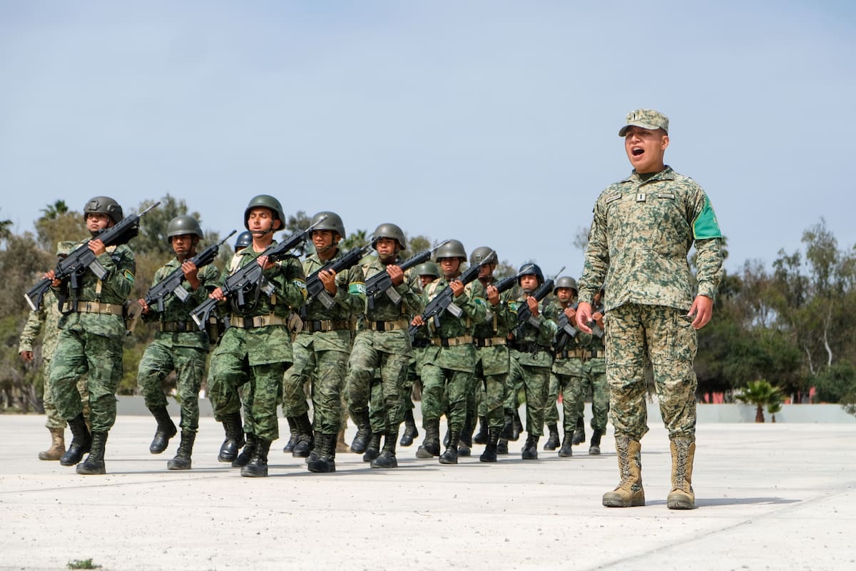 Ingresan civiles, salen militares