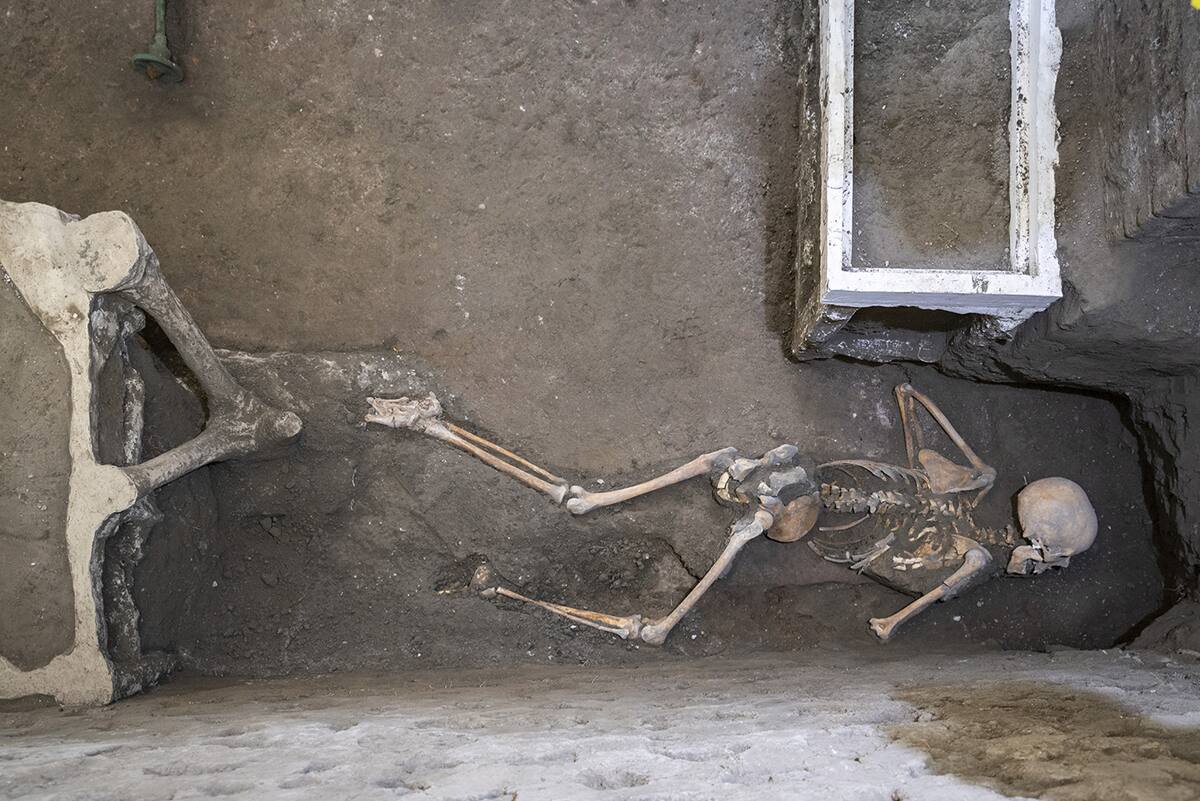 ROMA, 12/08/2024.-Las excavaciones que se realizan en el área arqueológica de Pompeya (sur de Italia), la ciudad destruida por la erupción del Vesubio en el 79 d.C, arrojaron nuevos hallazgos: dos víctimas de la erupción, un hombre y una mujer, que conservaba cerca de ella varias monedas de oro, plata y bronce, y algunas joyas, incluidos aretes de oro y perlas. EFE / Área arqueológica de Pompeya SOLO USO EDITORIAL/SOLO DISPONIBLE PARA ILUSTRAR LA NOTICIA QUE ACOMPAÑA (CRÉDITO OBLIGATORIO)