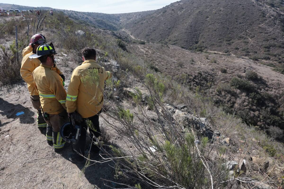 Al sitio acudió personal de las direcciones de Bomberos de Tijuana y Rosarito. Foto: Sergio Ortiz