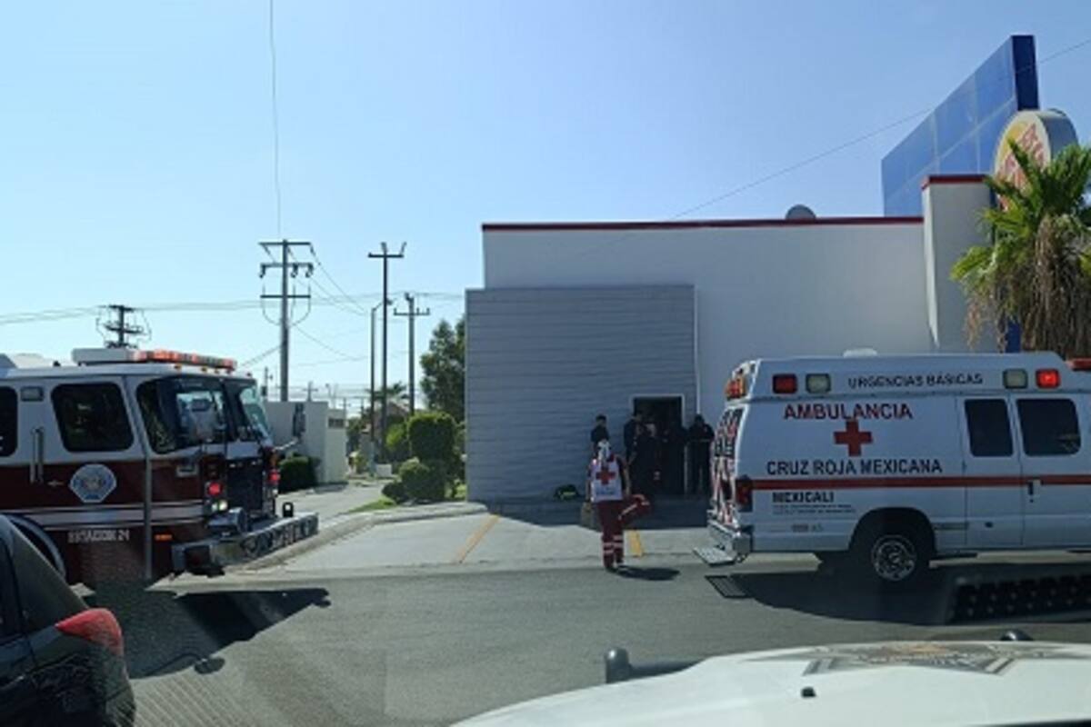 Se desvanece adulto mayor en estacionamiento de plaza comercial