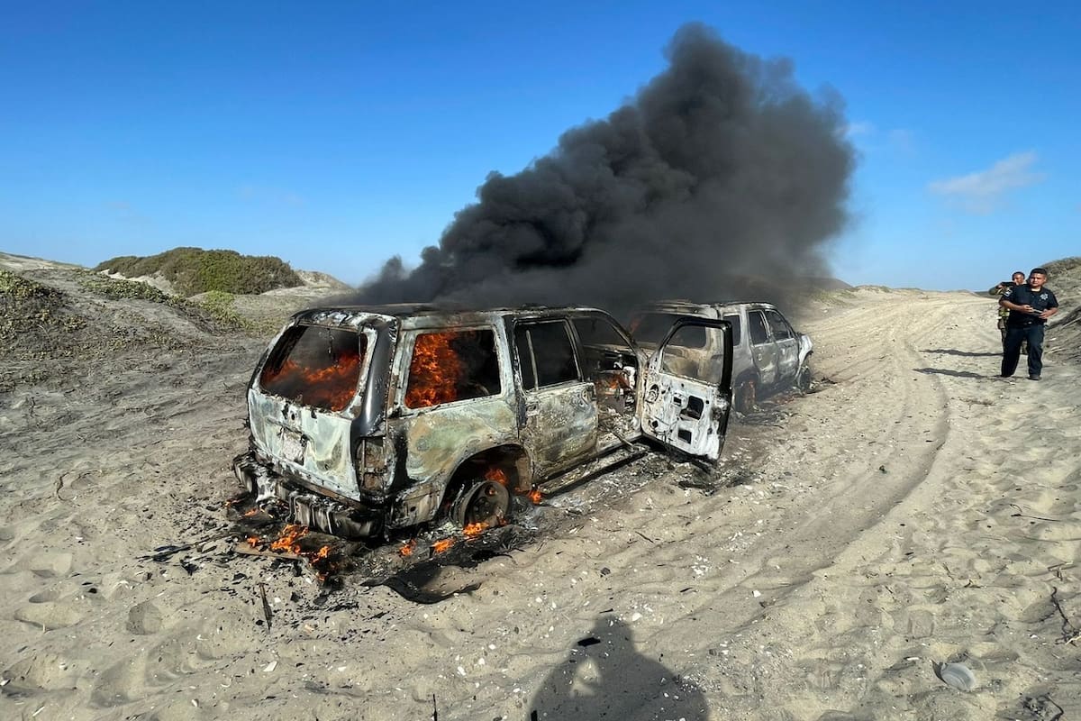 Se incendian dos camionetas en Playa de San Quintín