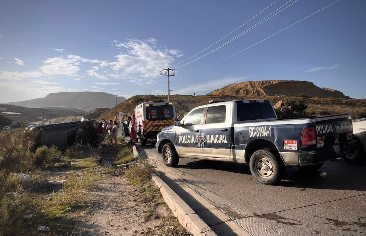 Elementos de Tránsito y Peritos acudieron al bulevar 2000, a la altura del fraccionamiento Natura, para atender el accidente y realizar las diligencias correspondientes. Foto: Cortesía / Border Zoom
