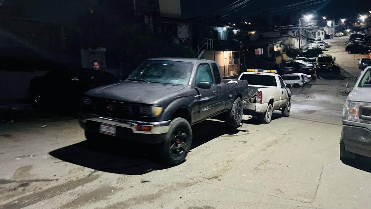 Toyota Tacoma, modelo 1997, color negro, con placas de circulación de Baja California, que contaba con pre denuncia de robo el pasado 22 de enero de 2025.