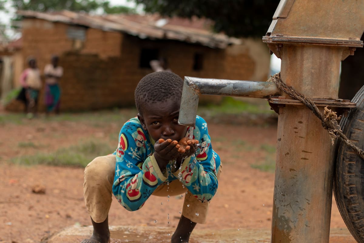 Vio a dos niños tomando agua de un charco en Ghana y decidió crear un proyecto solar que ha entregado 126 millones de litros de agua limpia a más de 380 mil personas