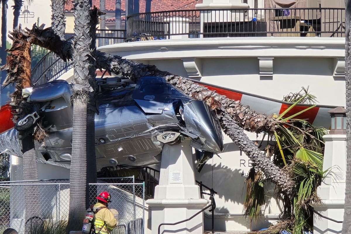 Un helicóptero se estrella en una playa de California ante la mirada atónita de bañistas; hay cinco heridos