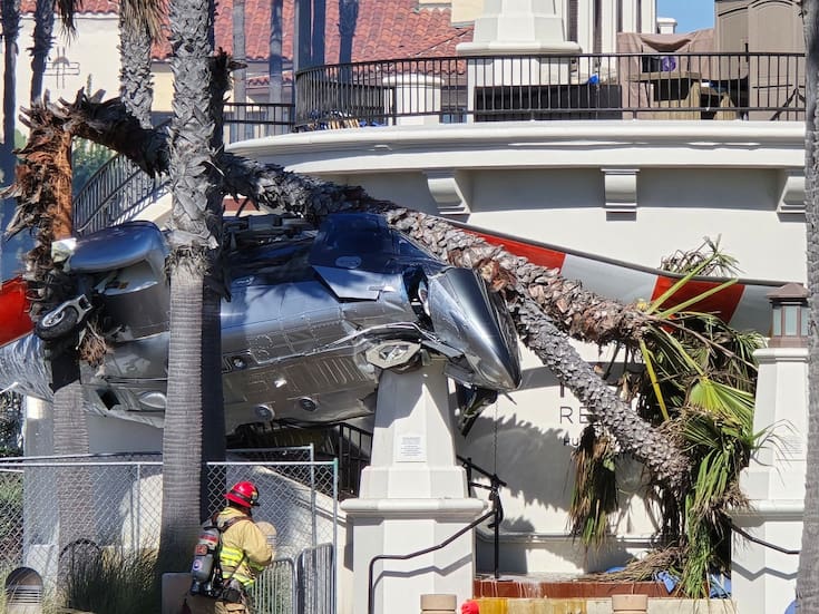 Un helicóptero se estrella en una playa de California ante la mirada atónita de bañistas; hay cinco heridos