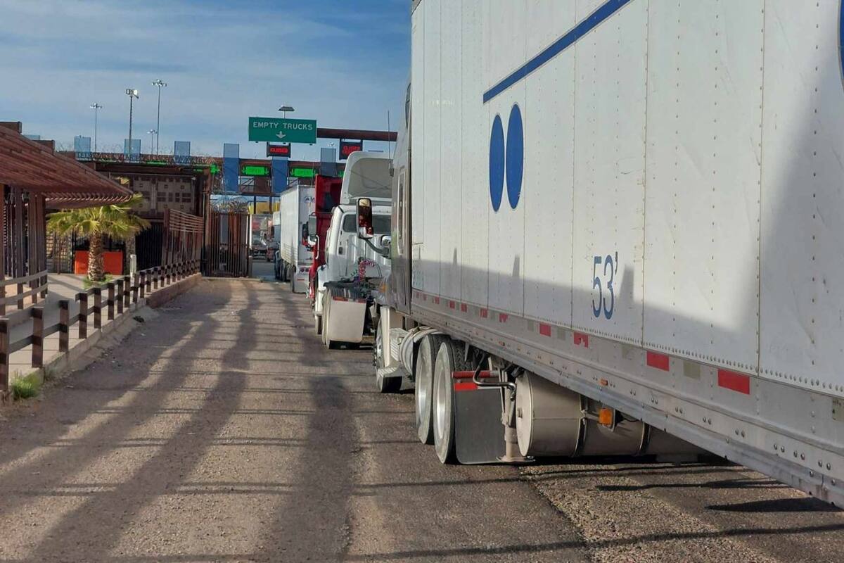 Largas filas de tractocamiones en garita Mariposa de Nogales