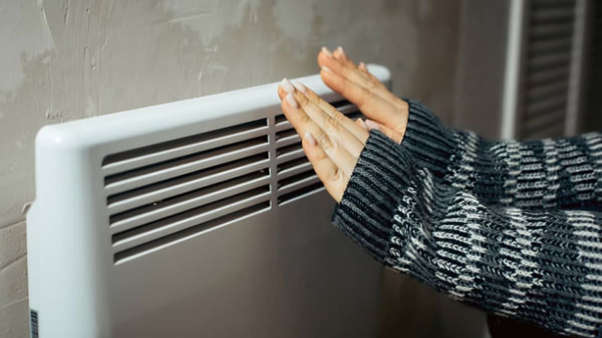 Aunque muchos lo consideran normal, diversos estudios indican que esta sensación puede estar relacionada con trastornos circulatorios o metabólicoss | Foto: Especial (iStock)