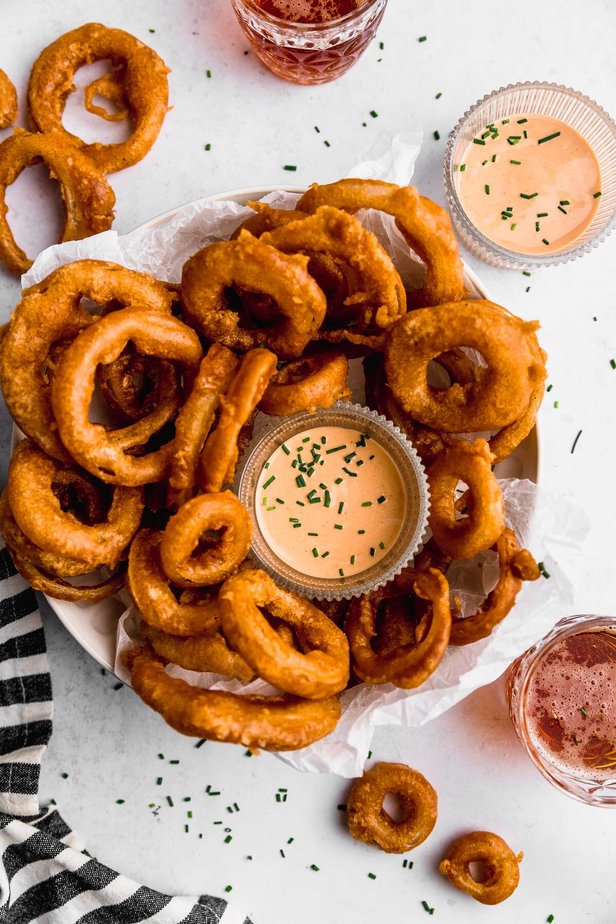 Acompaña tus aros de cebolla con dips.