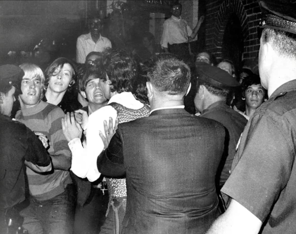 El 28 de junio de 1969 ocurrieron los disturbios y las protestas que iniciaron en el pub Stonewall en Nueva York, un lugar que frecuentaban miembros de la comunidad LGBTQ como punto de reunión y se extendieron por todo el barrio de Greenwich Village.│Foto: NY Daily News Archive/Getty Images)
