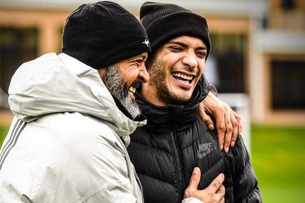 Visita Raúl Jiménez a sus compañeros en entrenamiento