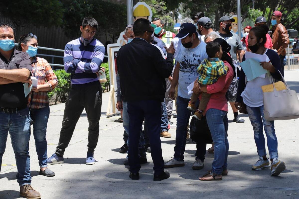 Ignoran sana distancia al realizar trámites en Tijuana