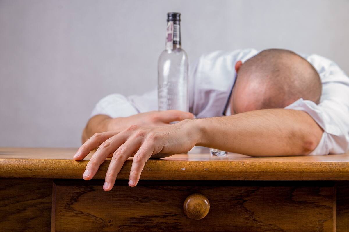 Así puedes aliviar la resaca en esta temporada navideña; también te mencionamos algunos remedios populares que son falsos