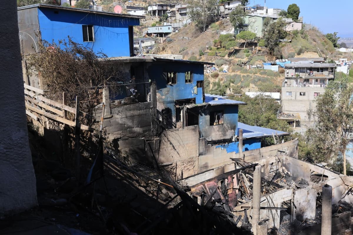 Varias familias perdieron su patrimonio tras un incendio en la colonia Lázaro Cárdenas de Tijuana. Foto: Sergio Ortiz