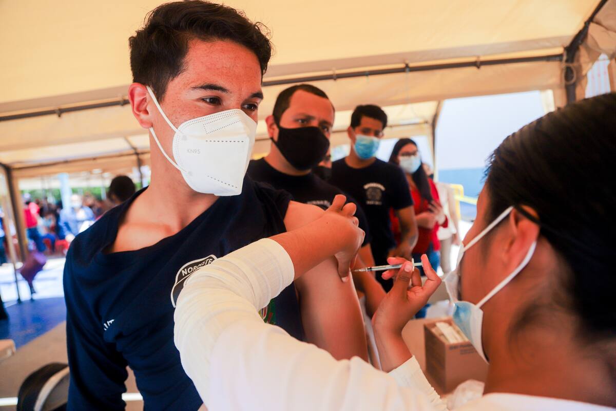 Baja California arranca vacunación para mayores de 18 años