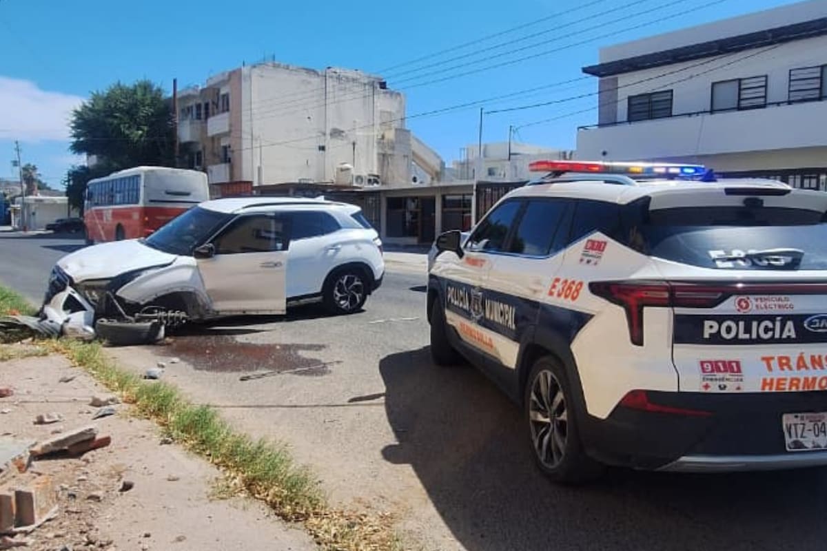 Mala maniobra al cambiar de carril provoca choque entre dos vehículos en el centro de Hermosillo