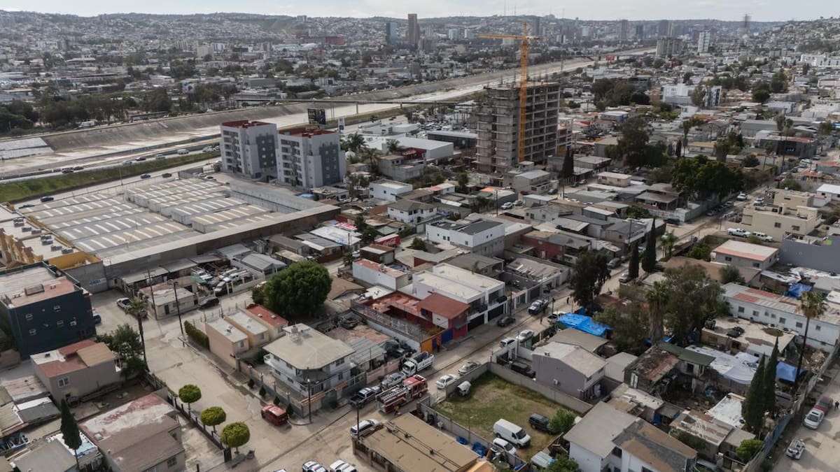 El estallido ocurrió tras un acumulamiento de gas y el uso de un dispositivo electrónico, lo que provocó daños estructurales en la parte trasera del domicilio. Foto: Border Zoom