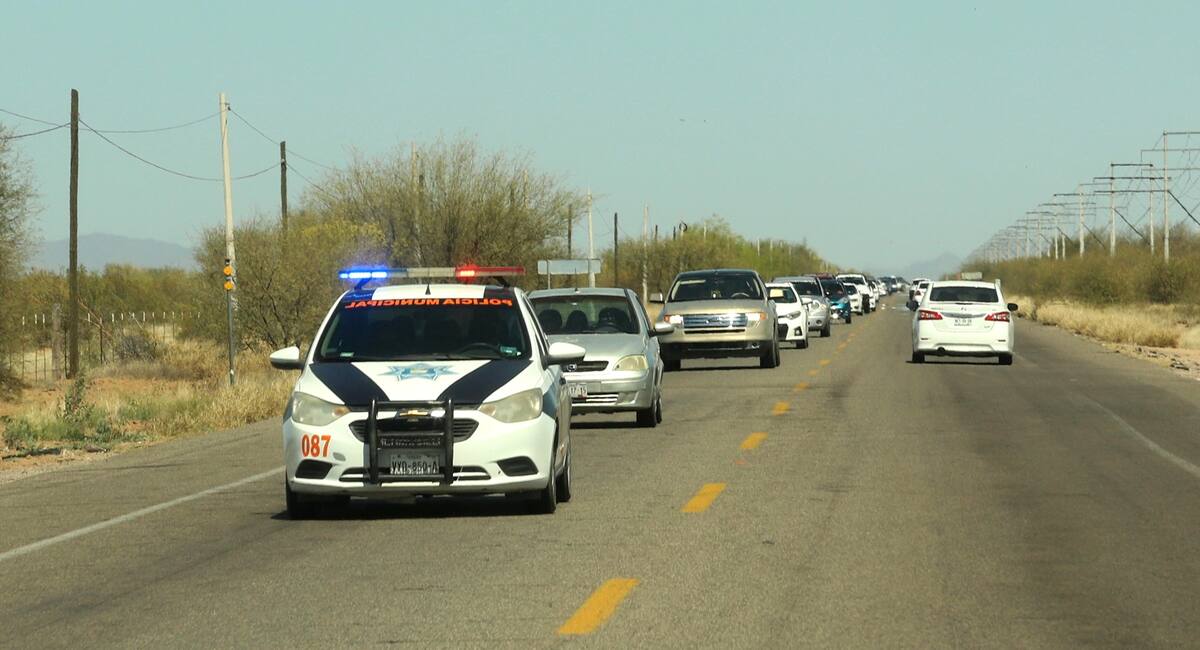 La Policía Municipal implementará operativos especiales por la carretera que lleva a Bahía de Kino, luego de
que se prevé haya un aumento de visitantes. FOTO: TEODORO BORBÓN