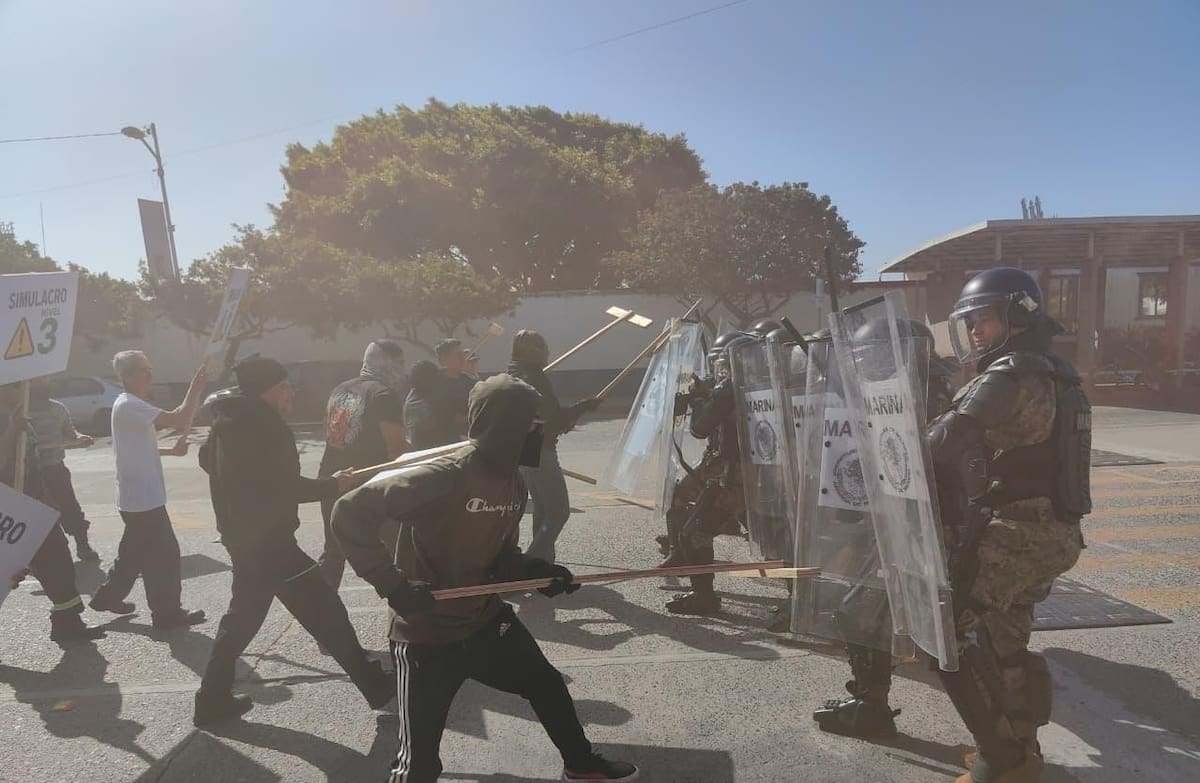 Autoridades federales, estatales y municipales participaron en un operativo de Protección Marítima y Portuaria Nivel III para evaluar la respuesta ante emergencias y riesgos en el puerto de Ensenada. Foto: Cortesía