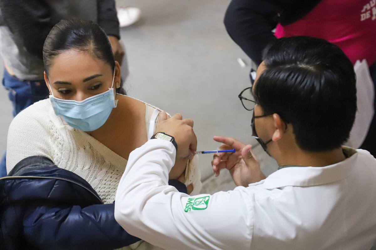 Aplican vacuna de refuerzo a personal educativo en Mexicali