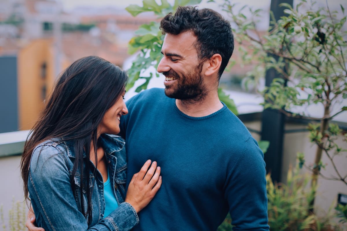 Cómo saber si una persona te quiere como algo más que solo amigos, según la psicología