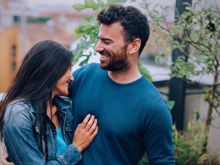 Cómo saber si una persona te quiere como algo más que solo amigos, según la psicología