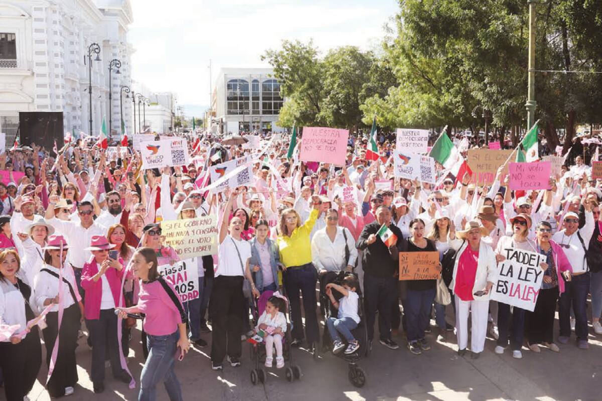 Marchan en el País contra las reformas de AMLO, en defensa de la democracia