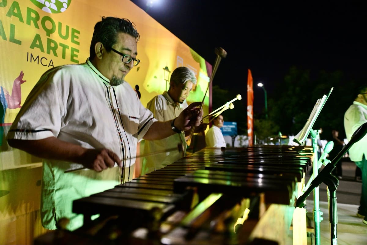 La agrupación Marimba del Noroeste deleitó a familias disfrutaron y bailaron celebrando el nuevo rostro de su parque. (X @tonoastiazaran)