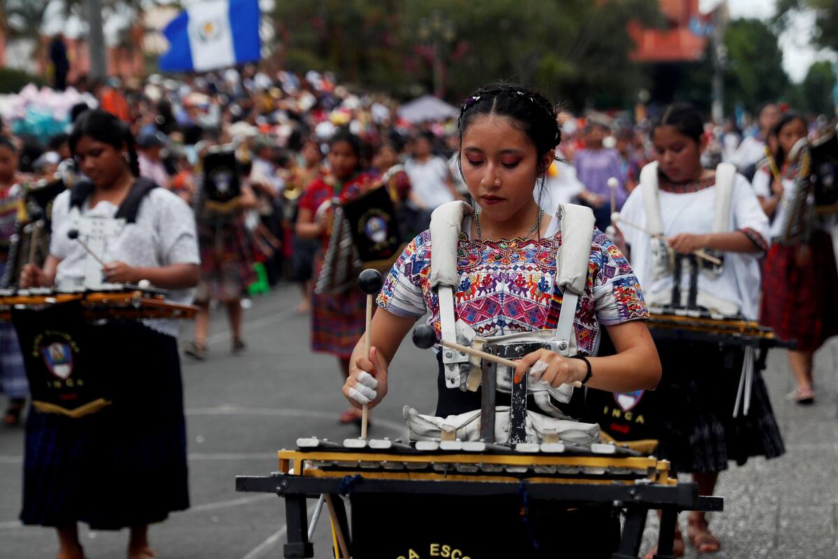 Guatemala festeja 198 años de independencia con desfiles, percusiones y baile