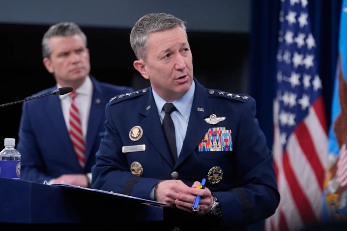 El secretario de Defensa, Pete Hegseth, y el jefe del Estado Mayor Conjunto, general Dan Caine, hablan con los medios de comunicación durante una rueda de prensa en el Pentágono, en Washington, el martes 5 de mayo de 2026. | Crédito: AP/Manuel Balce Ceneta