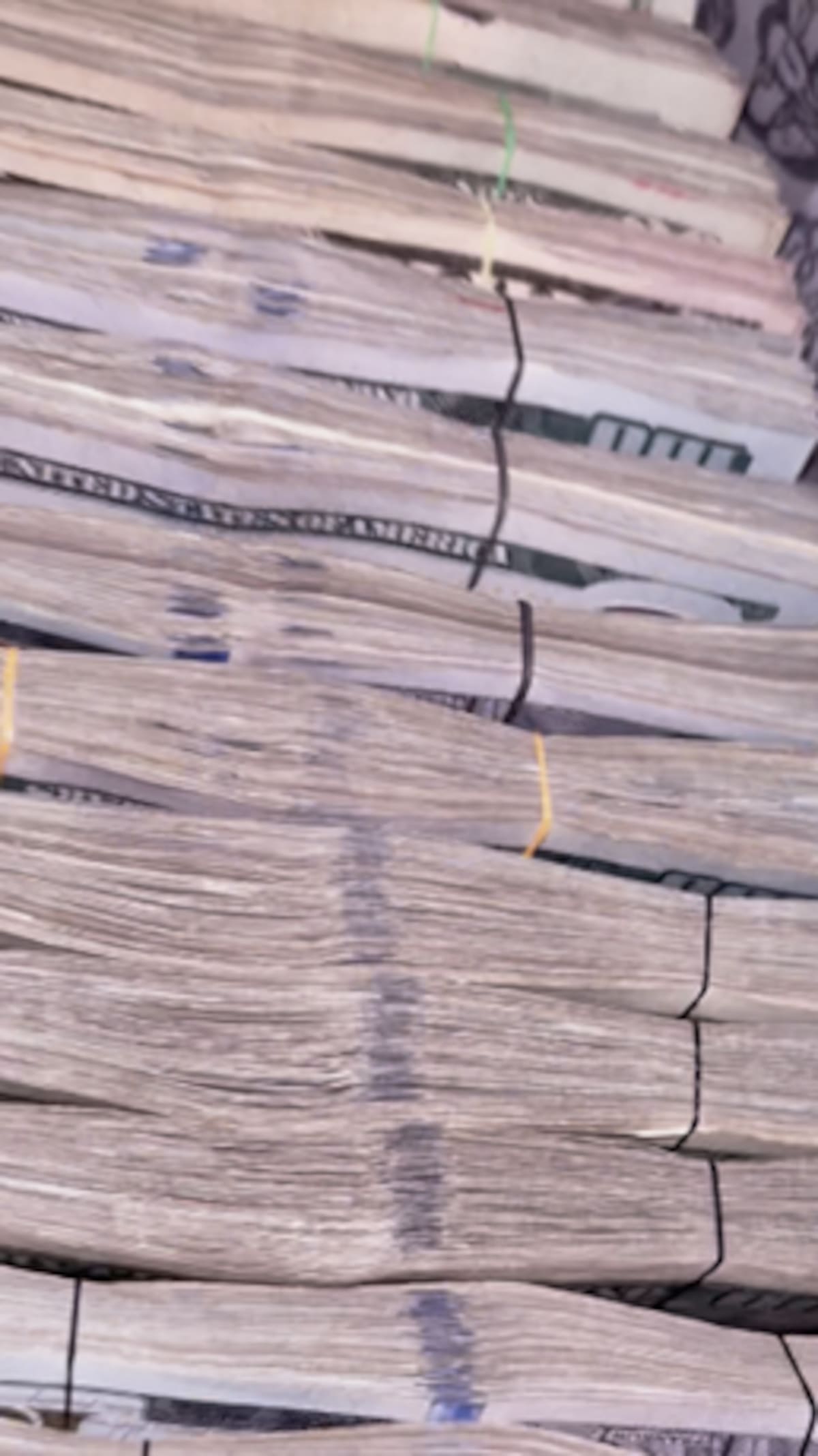 El operativo contra la pandilla Varrio Hidden Hills también permitió asegurar dinero en efectivo durante los registros realizados por agentes federales en distintas ciudades de California. Foto: Cortesía