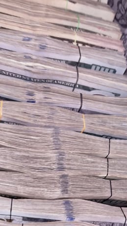 El operativo contra la pandilla Varrio Hidden Hills también permitió asegurar dinero en efectivo durante los registros realizados por agentes federales en distintas ciudades de California. Foto: Cortesía
