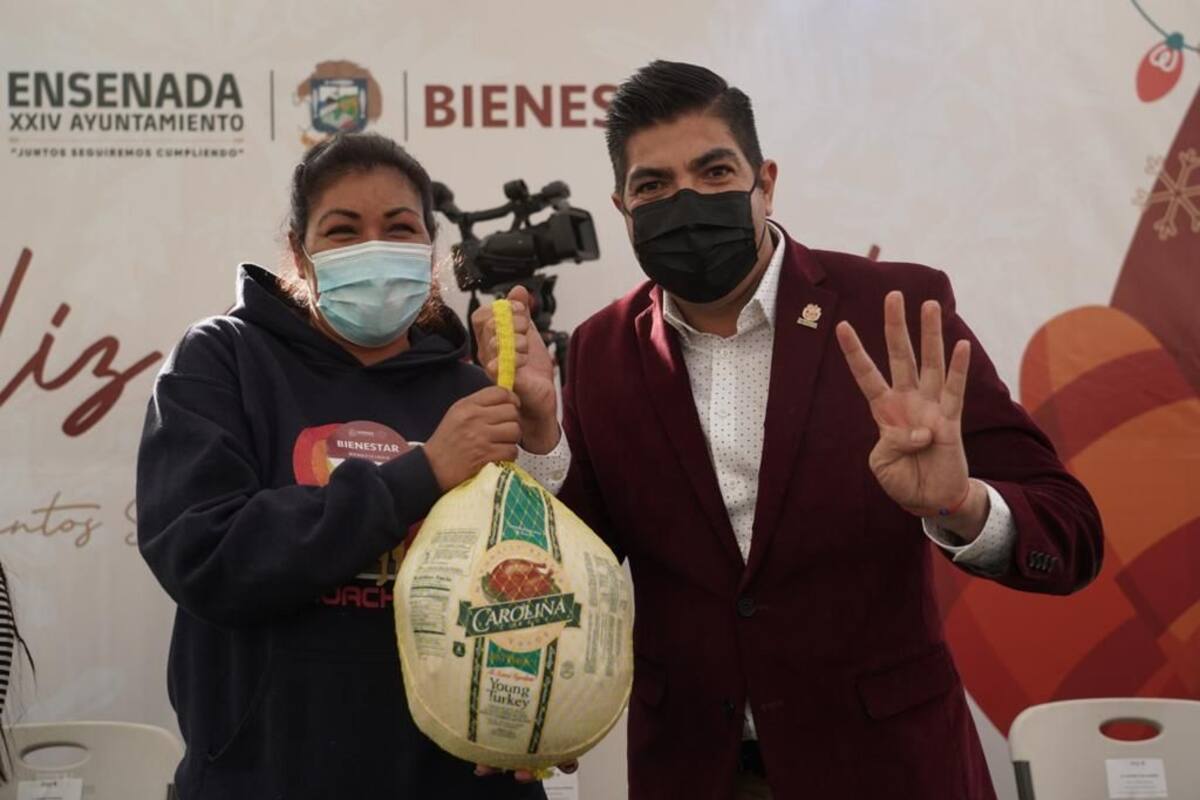 Entrega el alcalde Armando Ayala Robles 200 apoyos navideños