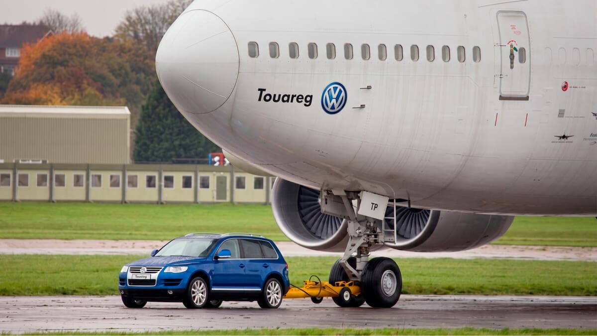 El SUV de Volkswagen logró desplazar el avión más de 150 metros a unos 8 km/h, en una demostración que llevó al límite las capacidades de su sistema de tracción.