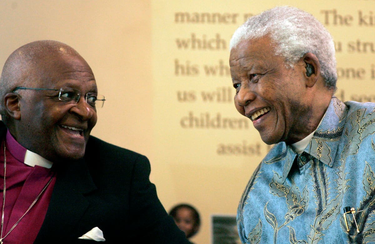El expresidente sudafricano Nelson Mandela, derecha, habla con el premio Nobel de la Paz y exarzobispo de Ciudad del Cabo, Desmond Tutu, durante un evento en la Fundación Nelson Mandela en Johannesburgo, Sudáfrica, el 12 de marzo de 2008. (AP Foto/Themba Hadebe, Archivo)