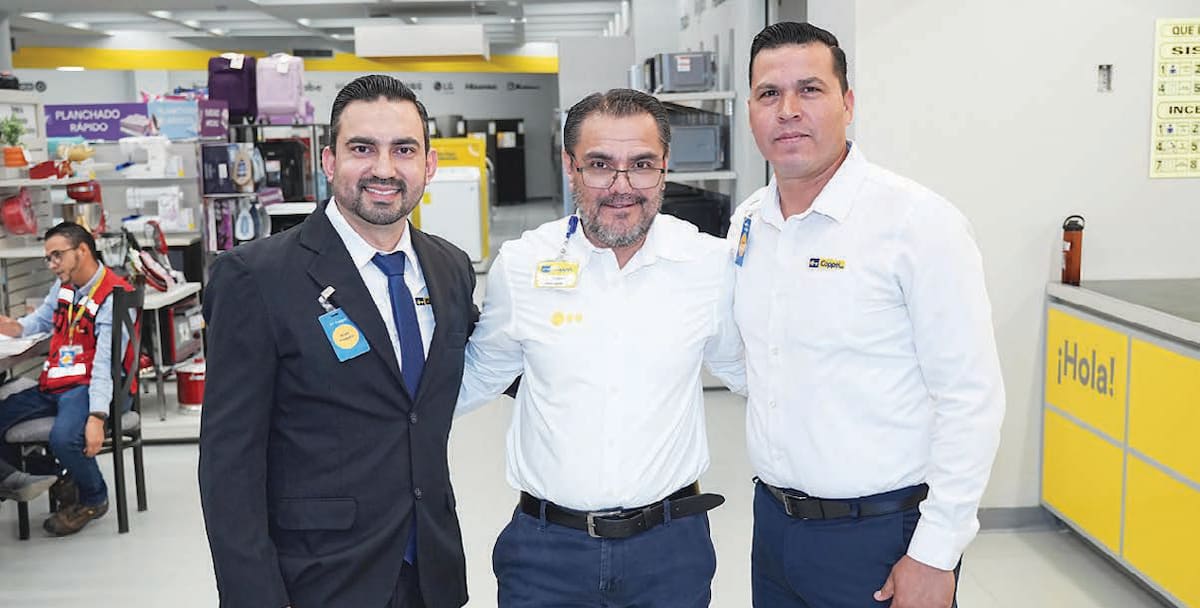 Alejandro Flores, Juan Carlos Vizcarra y Adrián Rivera en la ceremonia.
