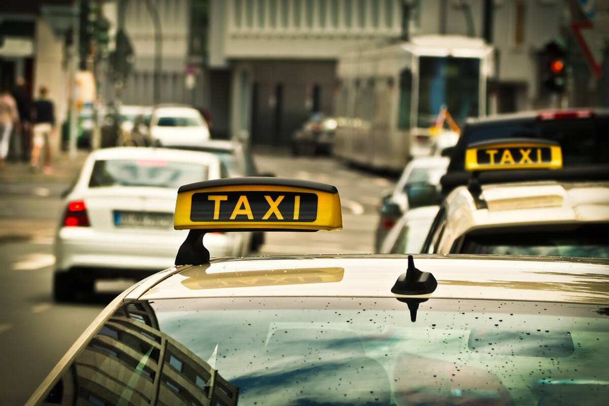 Captan ''caguama'' en manos de taxista en manifestación