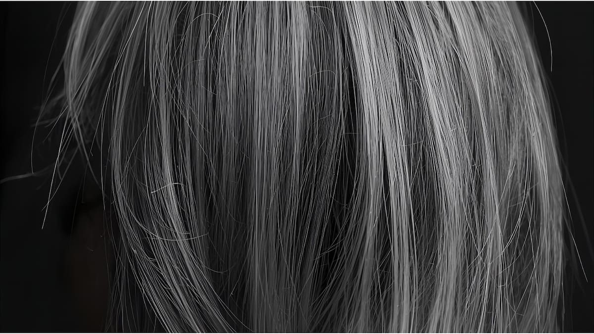 ¿Qué pasa si le pones agua oxigenada a las canas de tu cabello? | Foto: Especial (canva)