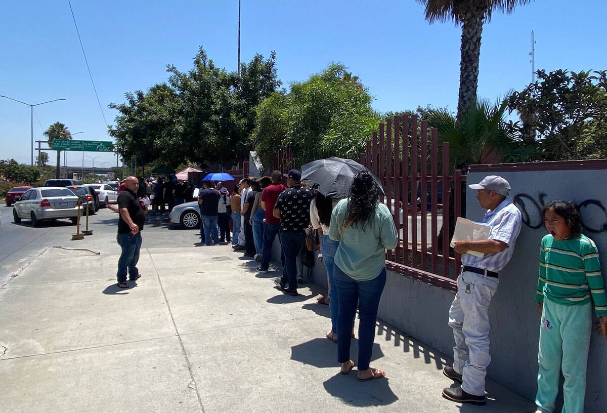Cientos de personas dueñas de vehículos de modelos 2013 y anteriores se dieron cita para realizar el trámite.