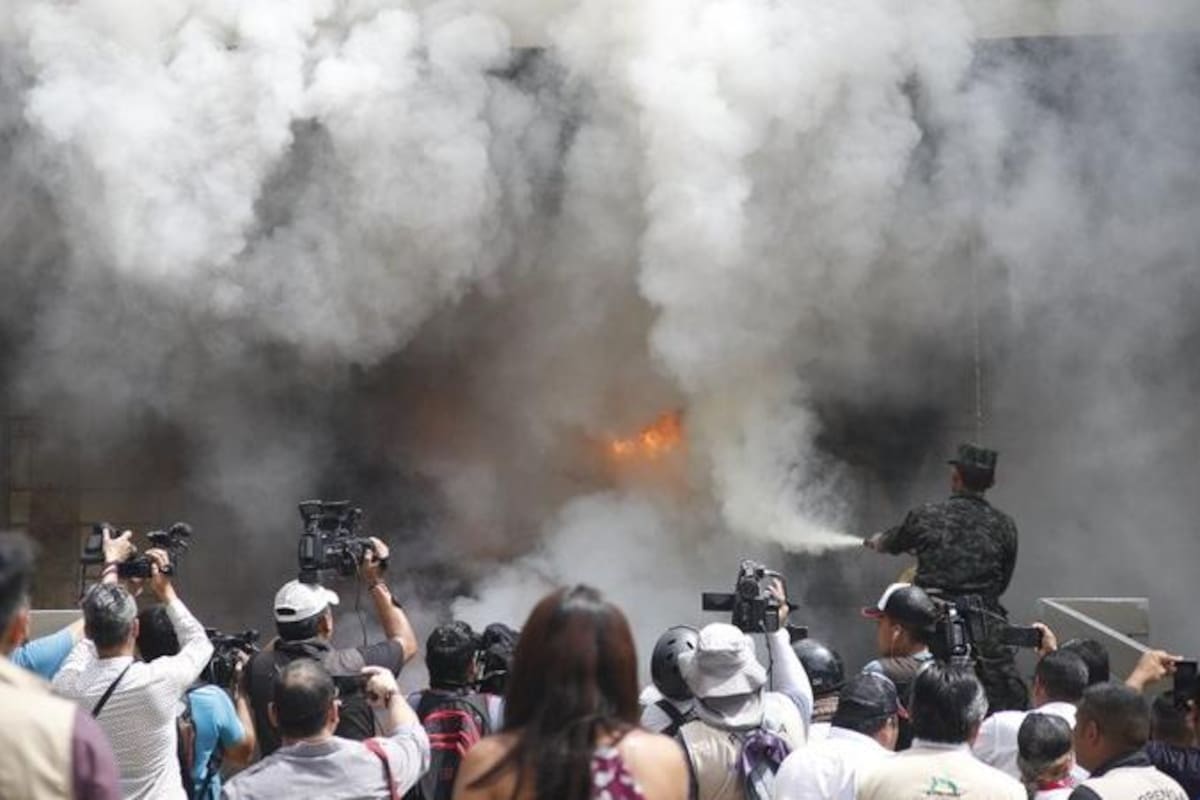 Incendian neumáticos frente a embajada de EU en Honduras