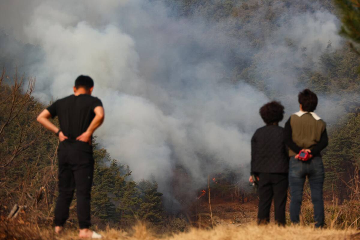 Uiseong (Korea, Republic Of), 23/03/2025.- A wildfire spreads on a mountain in Uiseong, North Gyeongsang Province, southeastern South Korea, 23 March 2025, one day after it broke out. (incendio forestal, Corea del Sur) EFE/EPA/YONHAP SOUTH KOREA OUT