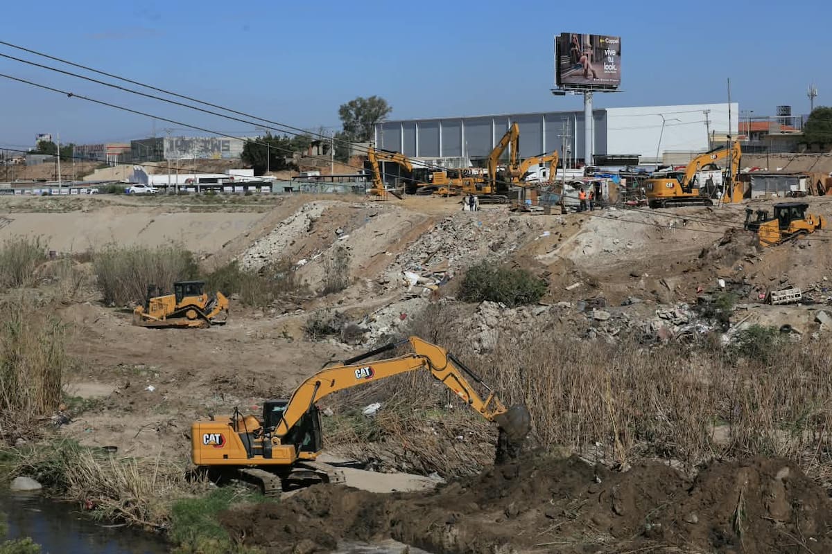 Tras el desalojo de decenas de familias, comenzaron la limpieza y demolición en Arroyo de La Presa, junto a la Presa Abelardo L. Rodríguez. Foto: Sergio Ortiz