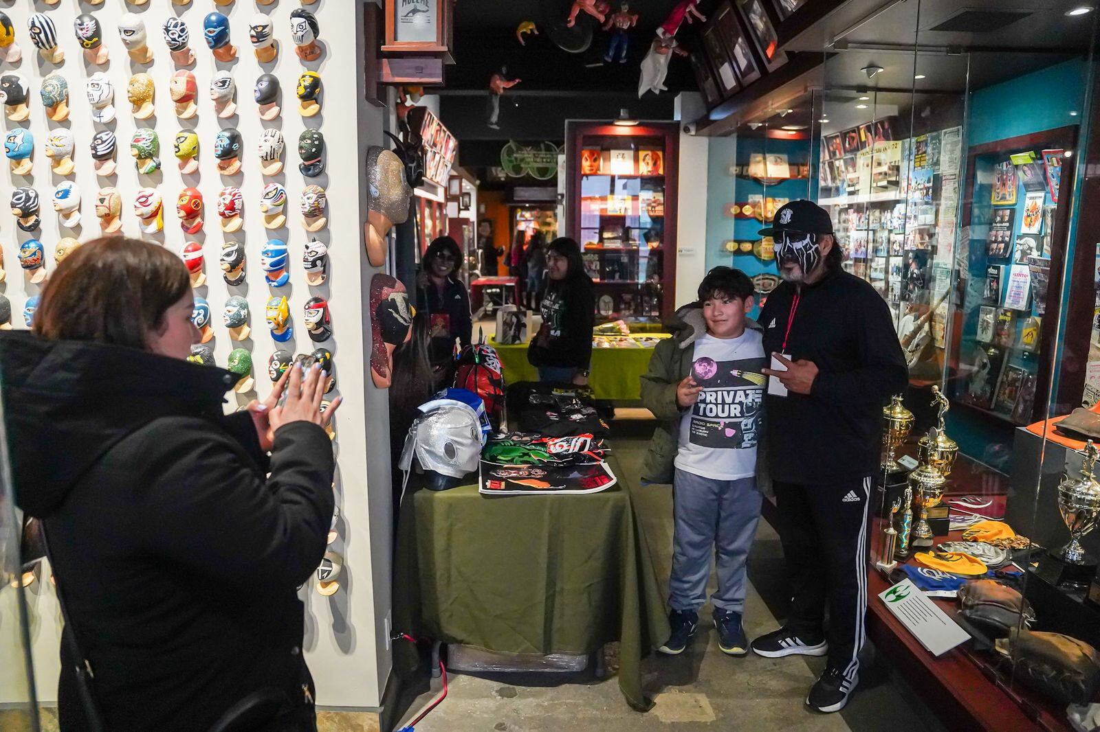 El evento reunió a luchadores profesionales y artistas que exhibieron obras basadas en ídolos del ring. Foto: Border Zoom