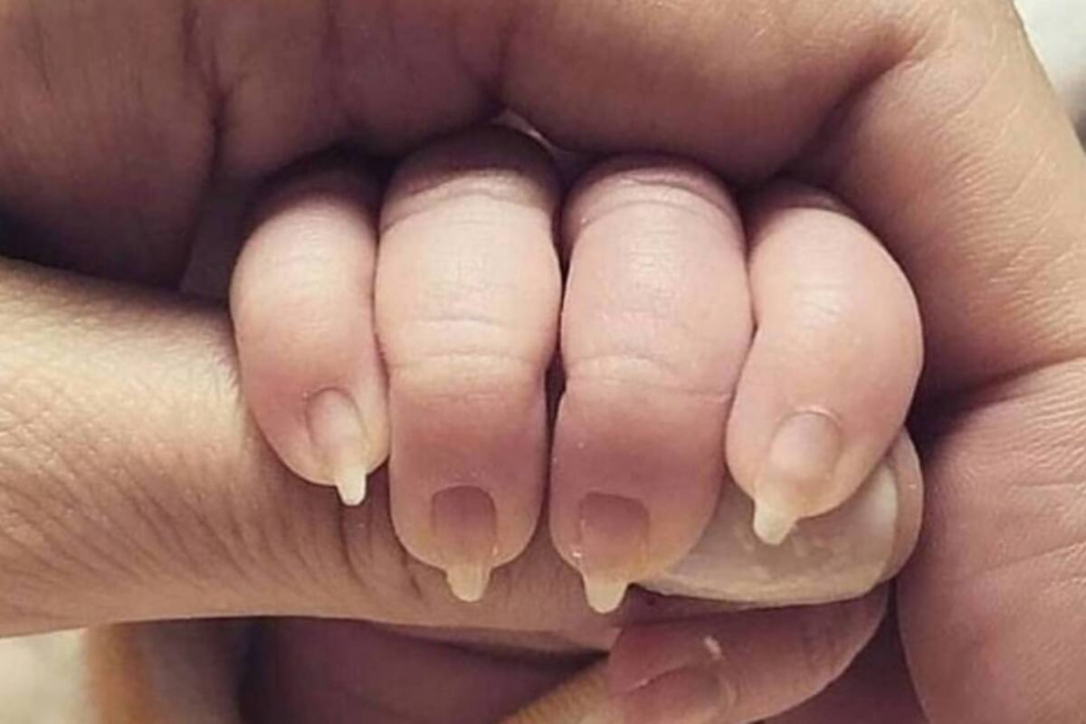 Critican a mujer por hacerle manicure a su bebé